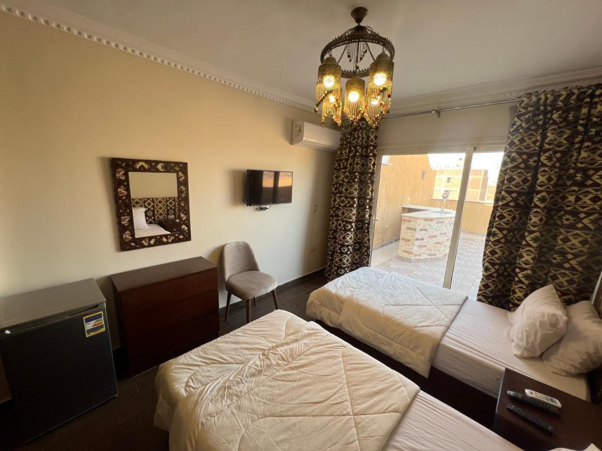 Bedouin Pyramids View Hotel Kafret el-Gabal Kültér fotó