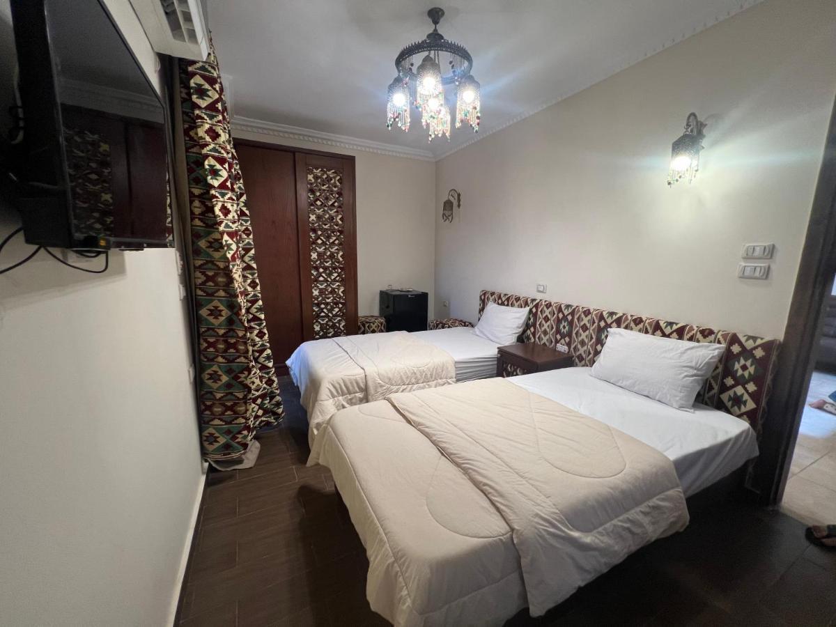 Bedouin Pyramids View Hotel Kafret el-Gabal Kültér fotó