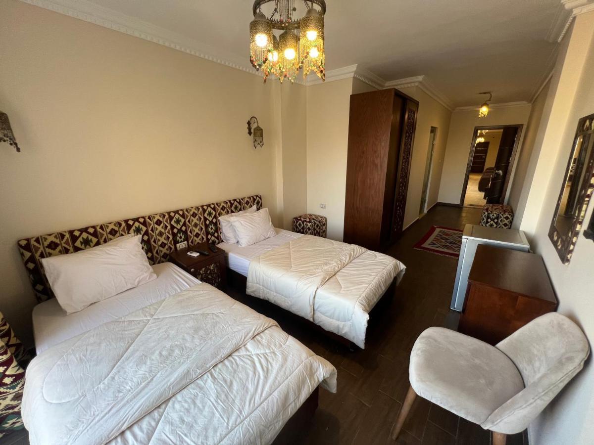 Bedouin Pyramids View Hotel Kafret el-Gabal Kültér fotó