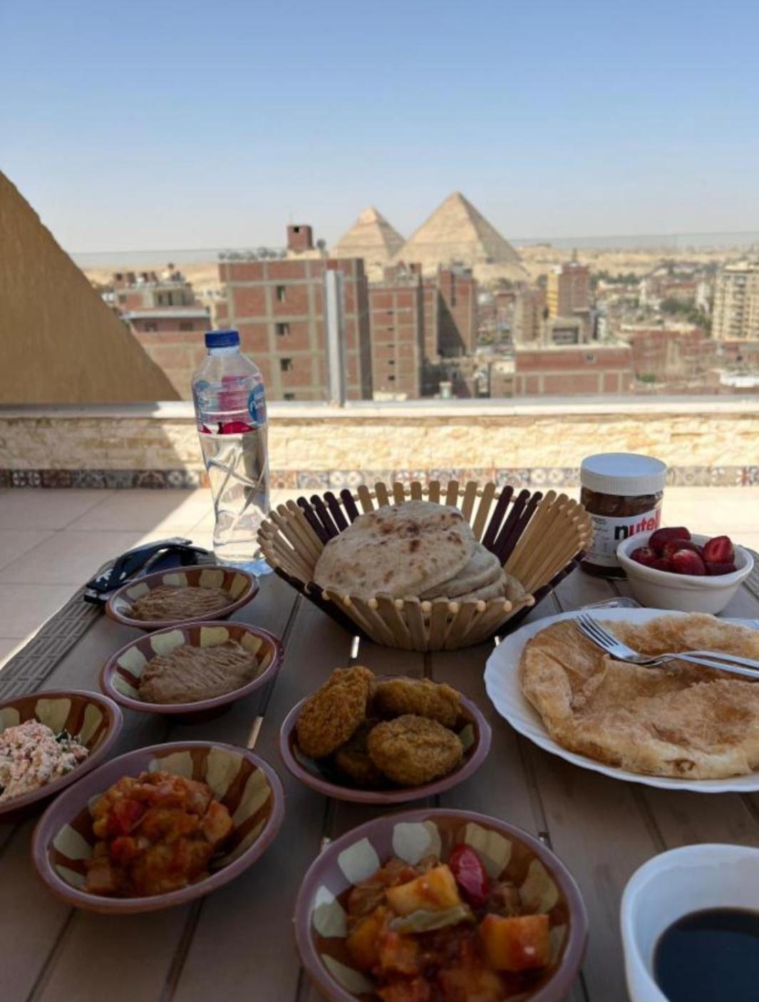 Bedouin Pyramids View Hotel Kafret el-Gabal Kültér fotó